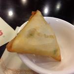 南翔饅頭店 - 三角がかわいいエビ揚げ餃子的な食べ物。サクサク。