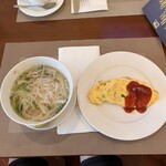 Hotel Majestic - モーニングビュッフェからフォーとオムレツ