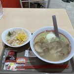 スガキヤ - 肉マシマシラーメン半熟玉子追加とサラダ