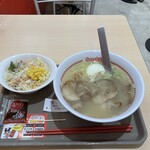 スガキヤ 四日市アピタ店 - 肉マシマシラーメン半熟玉子追加とサラダ
