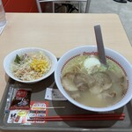 スガキヤ 四日市アピタ店 - 肉マシマシラーメン半熟玉子追加とサラダ