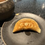 イチリン ハナレ - からの餃子（餃子をよだれ鶏のタレにつけていただきます）