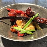 イチリン ハナレ - 佐島のタコの唐辛子炒め、花ニラを添えて