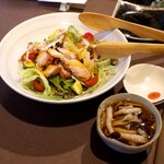 모리 Q - 그릴 치킨 샐러드와 버섯 조림