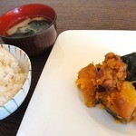 民音 - 日替り彩り定食 ￥1030（税込）の メイン、ご飯、味噌汁