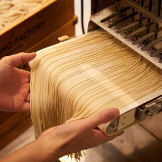 試作を重ねてたどり着いた自家製麺！