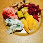 Plumier - えーっと。紫キャベツのマリネ、コリンキーカボチャとクミン、ビーツとジャガイモ、キノコのマリネ、きゅうりとヨーグルト、ナスのなんとか