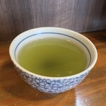 とん平 - 湯呑みでお茶も風情あり