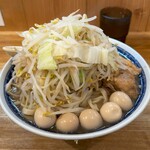 自家製麺223 - 大ラーメン・うずら卵（斜め上から）