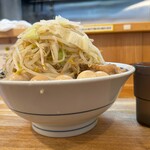 自家製麺223 - 大ラーメン・うずら卵（横から）