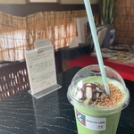 茶夢 - ノーマルの抹茶ラテに有料でアイスクリーム、無料で玄米とチョコソースをトッピング。500円台でした。