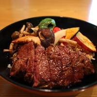 スギモト 本店 - 開くと大きなお肉とやさい