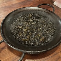 上六ワイン - イカ墨のパエリア