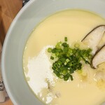 テング酒場 - この大きさ！醤油と同じ位のドデカサイズ！319円蒸し立てー。鶏油がたくさん染み出てます。蒸し立てプルプルでおいしかった。これ300円なら2個食べても良いくらいw