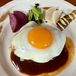 食事と喫茶 ひといき - 黄身の部分がぷくっとした目玉焼き乗せハンバーグ