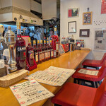 ナゴヤ流イタリアン融合料理 りょうあん - 店内 カウンター席　壁の新聞に「ア・バオア・クー陥落」