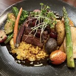 Roy's - 鴨ロースト。したのライスや付け合わせの野菜類もとても美味しい。焼いたトマトがとても秀逸