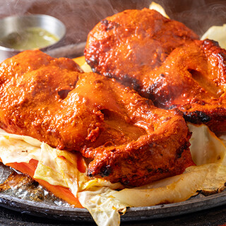 一番人気はバターチキンカレー。多彩で豊富なアラカルト料理◎