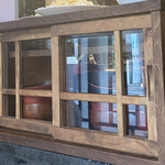 定食あさひ - レトロな食器棚はお店の雰囲気にバッチリマッチ