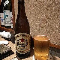 厳選焼鳥 一石三鳥 本店 - 生ビールは私が苦手、嫌いなマルエフでしたので、瓶ビールにしました。瓶ビールも私の嫌い、苦手なサッポロビール赤星でした。どちらもなぜこの二種のビールなのか意味がわかりません。焼き鳥や料理にまったく合いません。