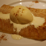 31349215 - デザート・・・アップルパイ アイスクリーム添え