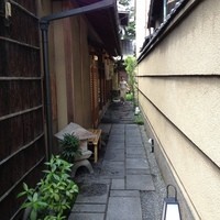 京都祇園 天ぷら八坂圓堂 - 風情のある路地と行燈
