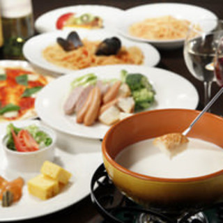チーズフォンデュコース 4500円 スパークリングワインで最初の乾杯 2 5時間 飲み放題付き ゴルゴンゾーラやパルミジャーノ クリームチーズを使った人気コース 全7品 アジオイタリアンダイニング 上野店 Agio Italian Dining 御徒町 イタリアン 食べログ