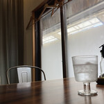 Petites Ailes - 窓際に着座