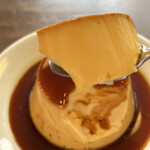 2F coffee - プリンをニュルッっと！