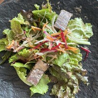 オーシャン カシータ - 彩り豊かな前菜のサラダ。