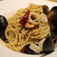 Osteria UVA RARA - ムール会とイカのスパゲティペペロンチーニ　アンチョビ風