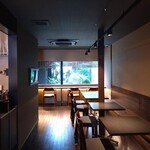 三日月氷菓店 - 店内テーブル席の様子～!! 奥にカウンター席がある～!!( ^o^)ﾉ