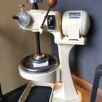 三日月氷菓店 - 入口に置いてあった昔使用していた？かき氷機～!!( ^o^)ﾉ