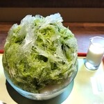 三日月氷菓店 - この氷との相性が抜群なのが、自家製の抹茶シロップ～!! 抹茶感が強く、抹茶の苦味、旨みを感じられる濃厚な抹茶シロップだが、これに練乳をかけると苦味がなくなってほどよい甘さになる～!!( ^o^)ﾉ