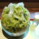 三日月氷菓店 - 氷の質感が、まるでカンナで削ったかのように薄く、繊維状に細かく削られている～!! この氷は、口に入れると一瞬で溶けてしまうほど薄くて軽い食感〜!!( ^o^)ﾉ