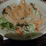 くいもの屋わん - お通し。上には揚げきしめん？