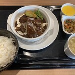 CHINESE DINING 瑞 - 紅酒牛肉週替わりランチ定食
