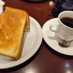 エビアン - モーニング小倉トーストセット