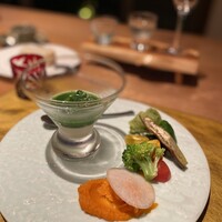 薪の音 - 玉ねぎとじゃがいものピューレに小松菜ソース
                    加賀野菜　金時草、そうめんかぼちゃ