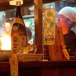 Miyazaki nichinan maboroshi no jidori yaki jitokko - 厨房では火柱が上がるほどの火力で宮崎日向地鶏が焼かれている（じとっこ鶏）