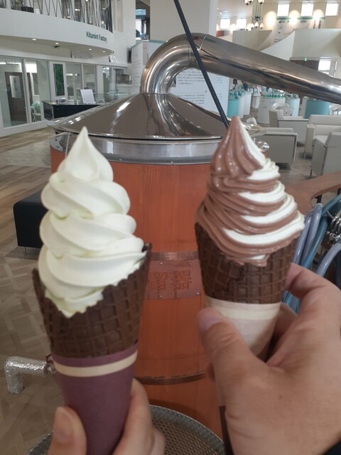 ハッカで有名な北見でミントソフトクリームを。 : 北見ハッカ通商 本社内直営ショップの写真