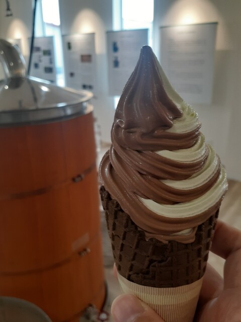 ハッカで有名な北見でミントソフトクリームを。 : 北見ハッカ通商 本社内直営ショップの写真