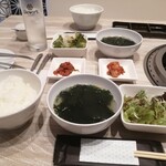 和牛焼肉 一期一縁 - わかめたっぷりスープ､ごはんは普通盛り､サラダとキムチがセットになっています♪
