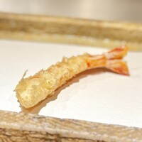 日本橋 蕎ノ字 - 車海老の１尾目。
                      この車海老、甘くて美味しい〜♪
                      衣の食感と、火入れが完璧！二通りの揚げ方で提供いただけますが、私の好みは断然こちら！