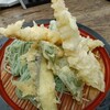 若松 籔そば - 天ぷらは、大海老２尾、ピ一マン、茄子。海老天はプリップリしている。