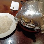 グリルキャピタル東洋亭 - 膨らんだアルミの中にハンバーグが