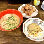 長浜ラーメン 博多屋 - 料理写真:Aセット。　後で替え玉を追加しました。