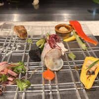 鉄板焼き 七里ガ浜 - 前菜(バーニャカウダ、鰻玉、ローストビーフ、練りエビ？の揚げ物、タコと鯛のカルパッチョ)