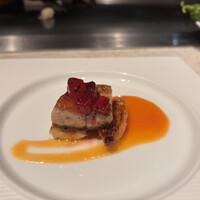 鉄板焼き 七里ガ浜 - フォアグラとバナナのキャラメリゼ(ドラゴンフルーツとマンゴーソース添え