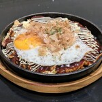 お好み焼き のろ - もちチーズ　930円　＆　目玉焼き　100円